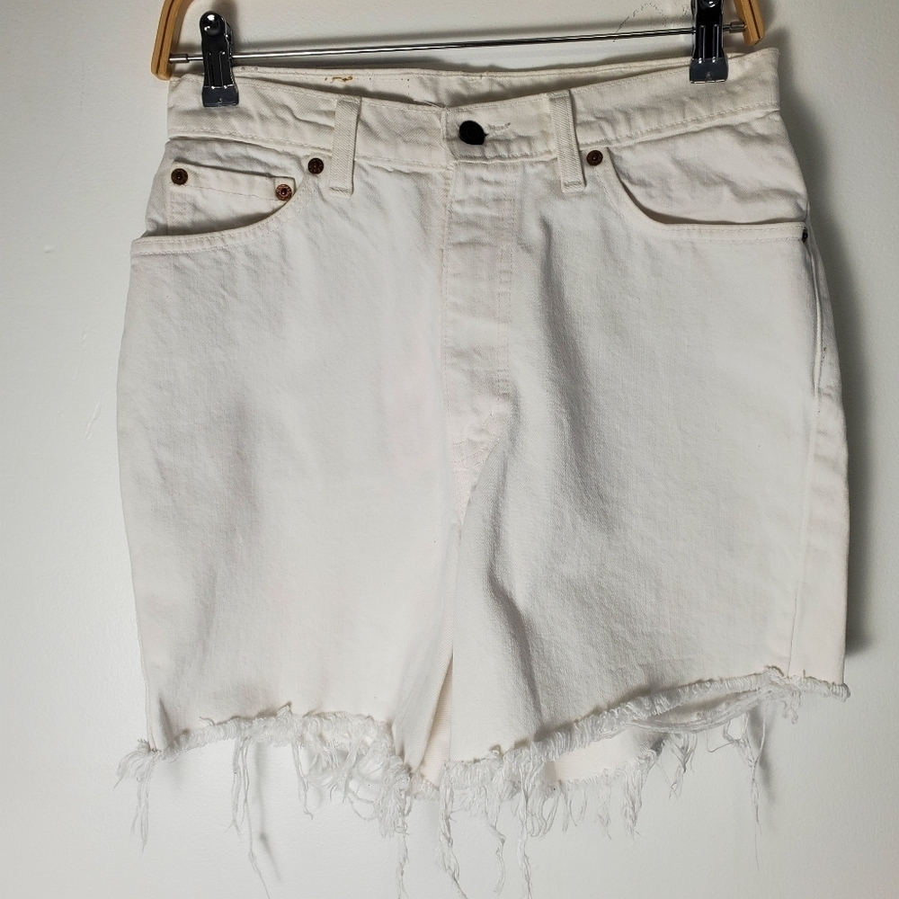 Vintage Levi's White Frayed Hem Cutoff Bermuda Shorts - Picture 2 of 6